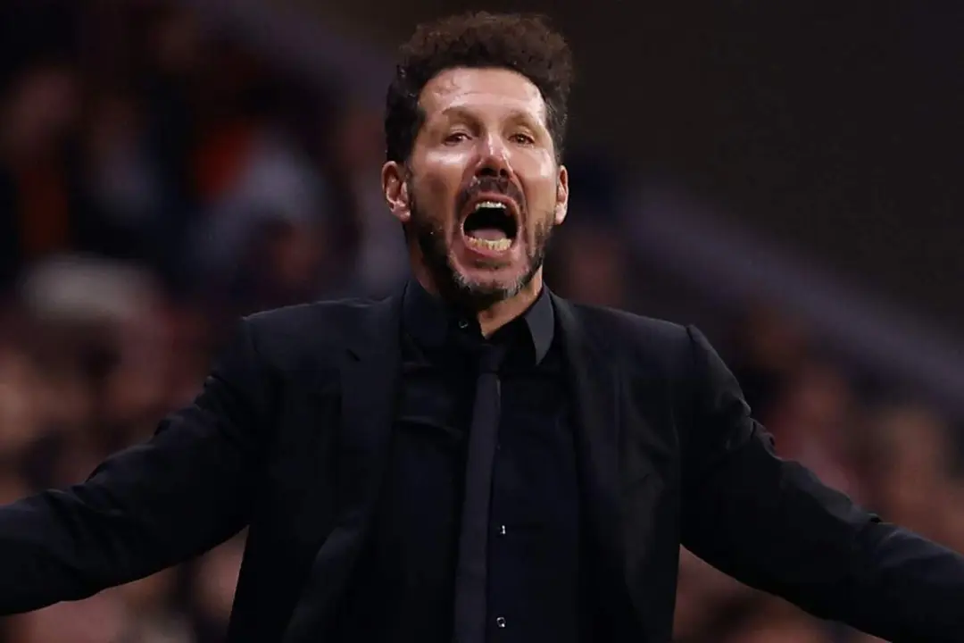 Simeone dando indicaciones ante el Mallorca