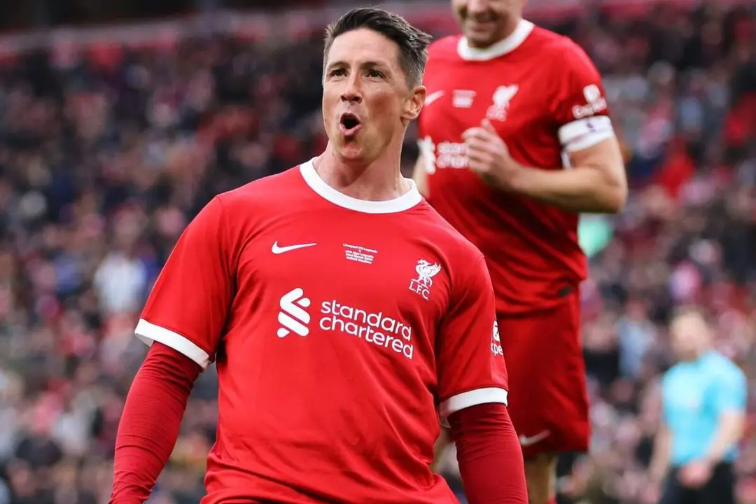 Torres celebrando su gol en el partido de leyendas