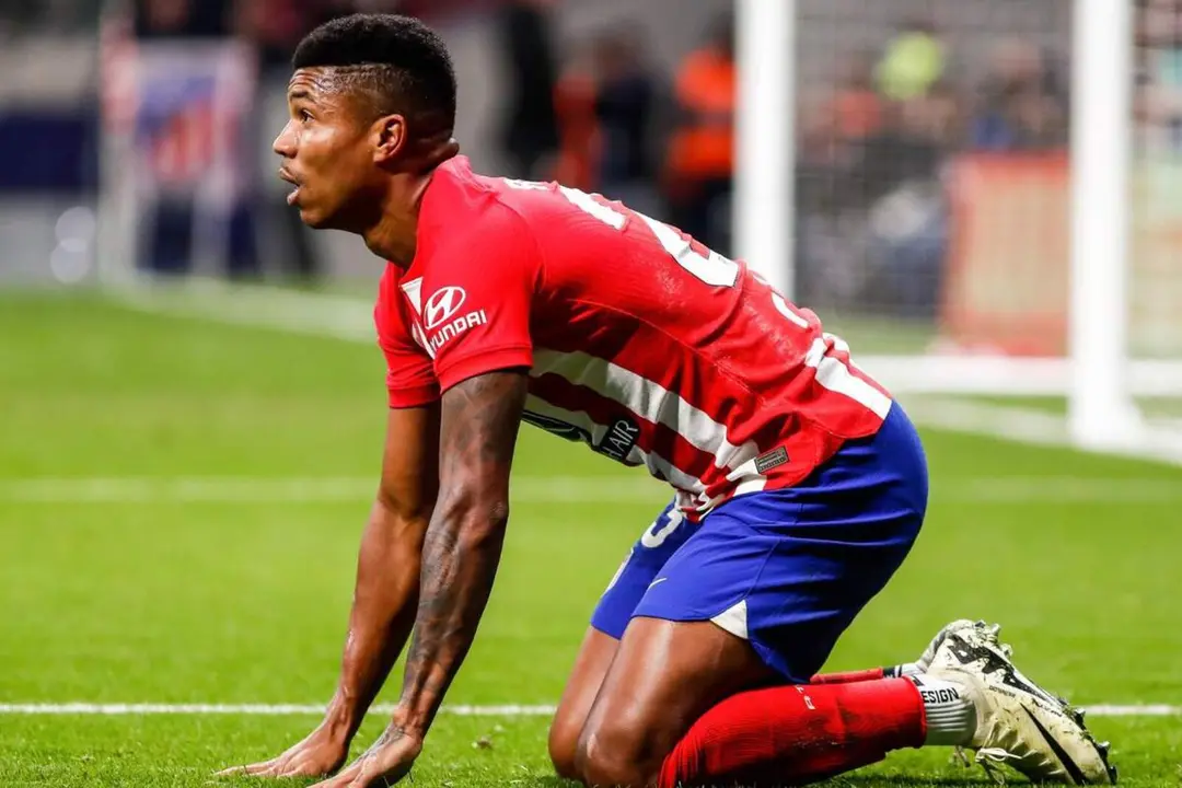 Reinildo no termina de convencer a Simeone