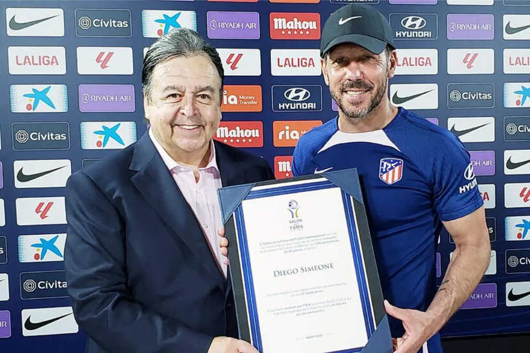 Simeone recibiendo su reconocimiento