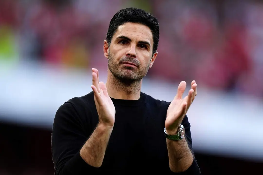 Mikel Arteta dirigiendo a su equipo