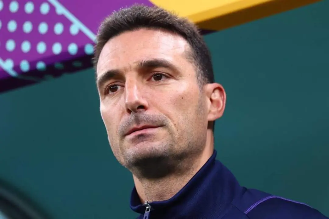 Lionel Scaloni ayuda a Simeone.