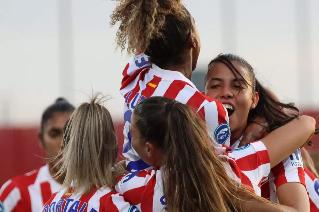 Las rojiblancas celebran el gol de Lauren Leal