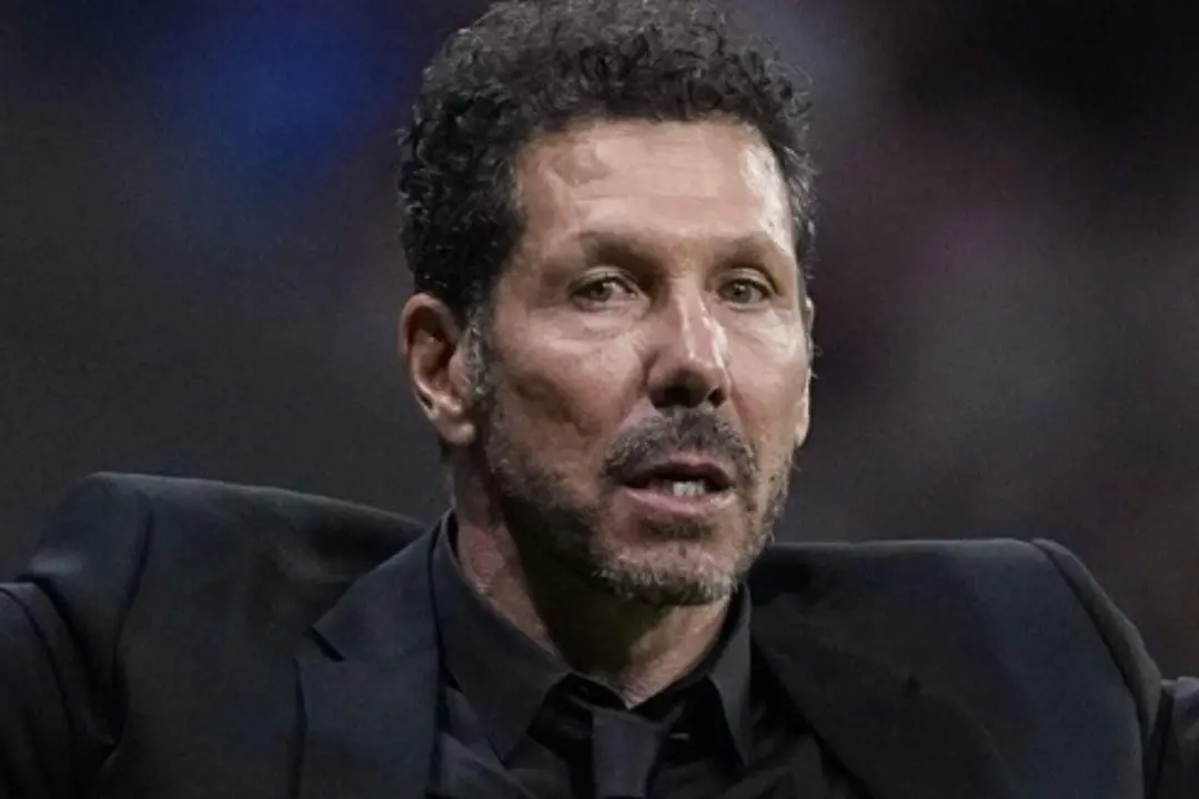 Simeone atento a una joya