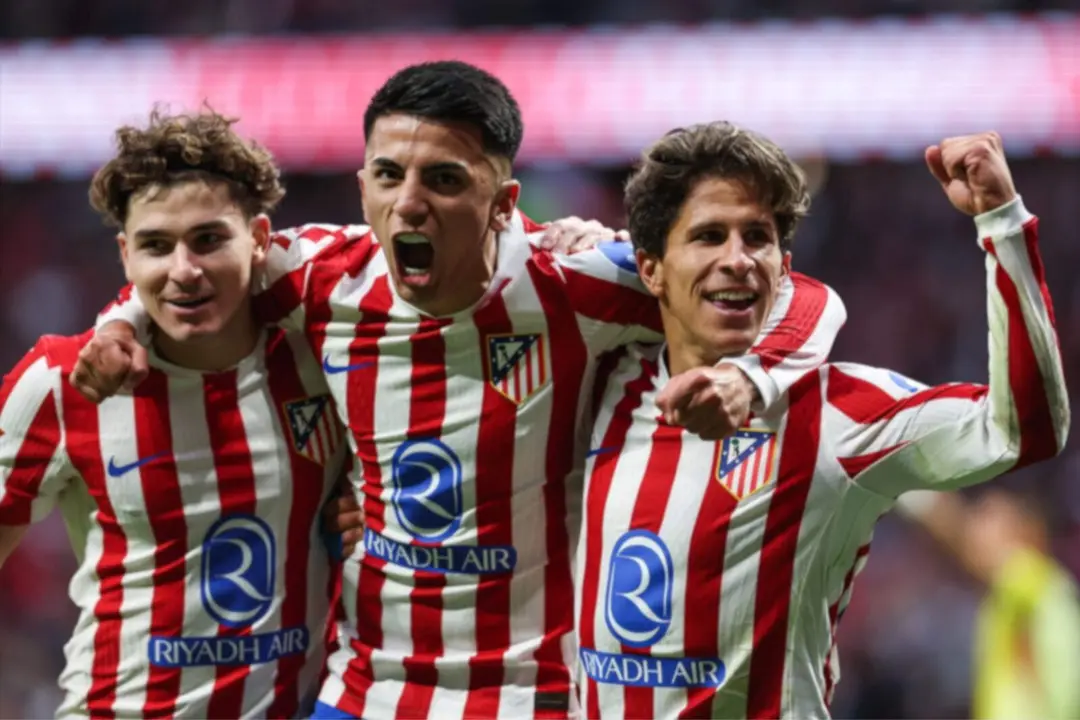 Los argentinos Juli&aacute;n, Giuliano y Almada celebrando | Fuente Atleti