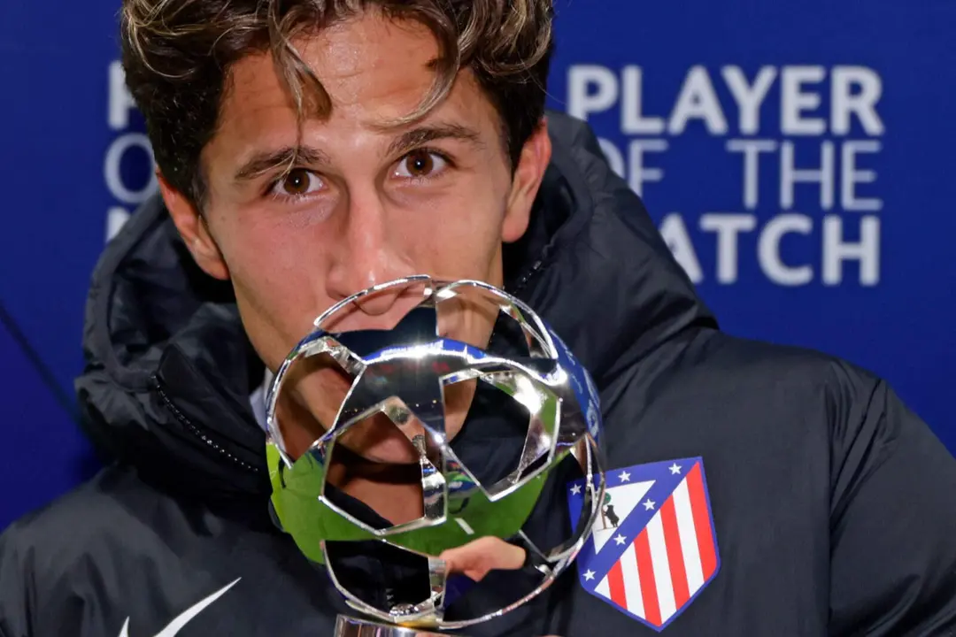Giuliano besando su premio