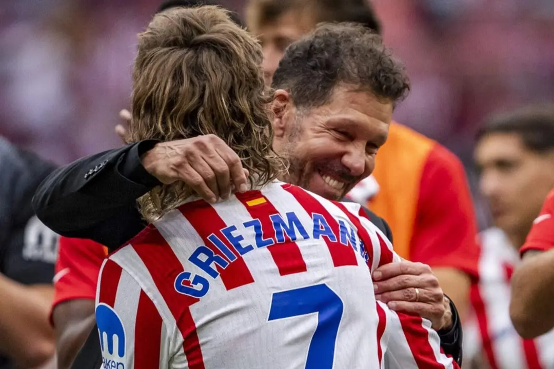 Simeone y Griezmann se abrazan
