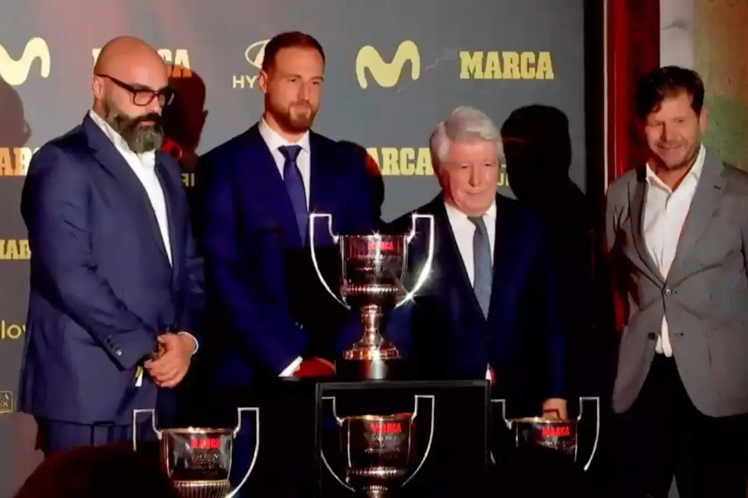 Oblak posando junto a Bucero, Cerezo y Mateu Alemany