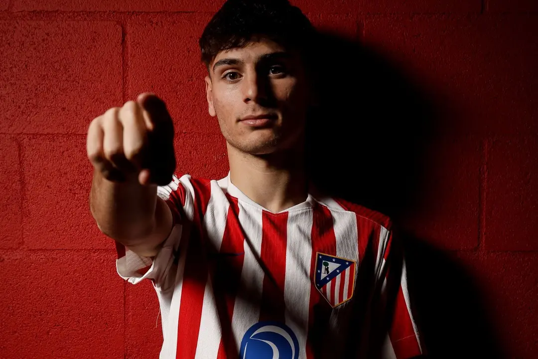 Rodrigo Mendoza en la sesi&oacute;n de fotos con el Atl&eacute;tico (Fuente: @Atleti)