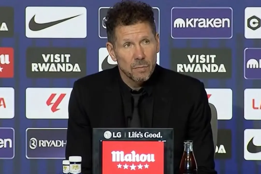 El t&eacute;cnico colchonero dio la cara por su jugador (Fuente: Atleti/Youtube)