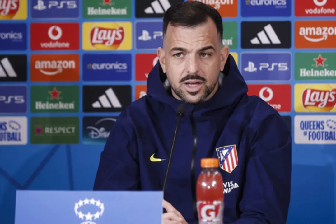 Jos&eacute; Herrera atendi&oacute; a los medios en Alcal&aacute; | (Fuente: @AtletiFemenino y Canva)