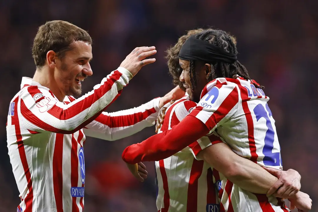 Celebraci&oacute;n de Lookman con Griezmann y Juli&aacute;n | Fuente (@Atleti y Canva)