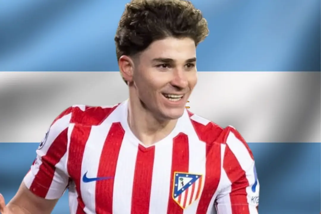 Juli&aacute;n en el foco del debate. | Fuente: (@juliaanalvarez y Canva Pro)