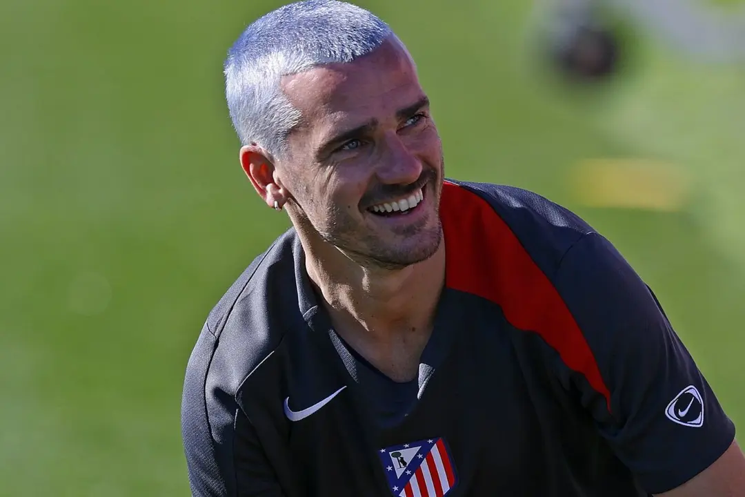 Griezmann atendi&oacute; a cientos de aficionados rojiblancos | Fuente (@Atleti)