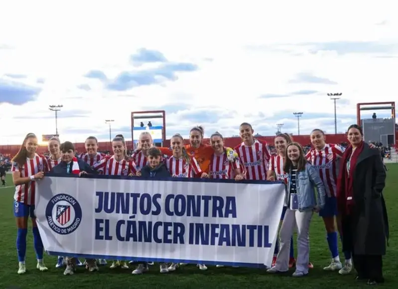La Fundaci&oacute;n y el Femenino mostraron su apoyo a la lucha contra el C&aacute;ncer Infantil | Fuente: Atleti