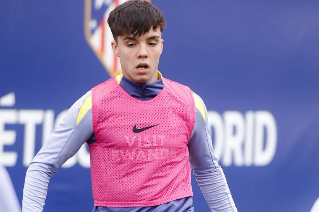 Julio Diaz, sorpresa para la defensa en Oviedo | Fuente:  (@AtletiAcademia)