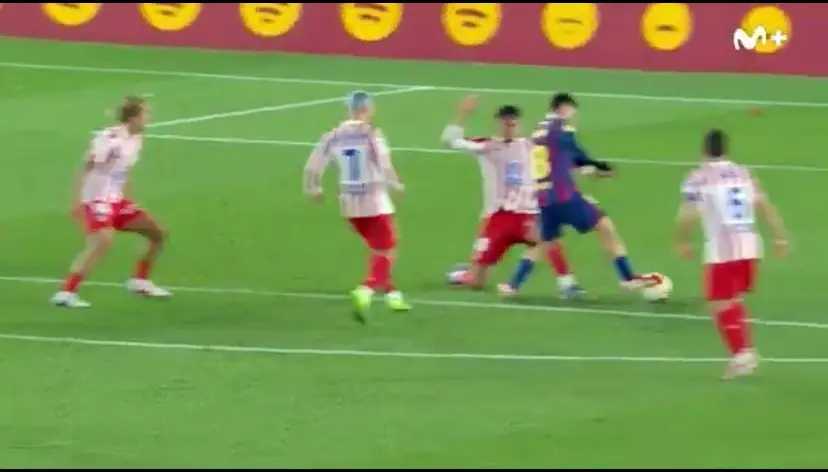Pol&eacute;mica en el penalti de Marc Pubill a Pedri antes del descanso en el Camp Nou | Fuente: Movistar Plus