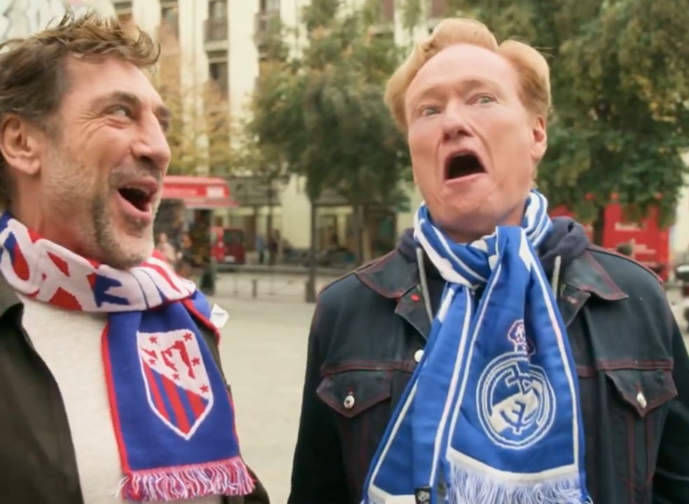 Javier Bardem luciendo la bufanda del Atl&eacute;tico de Madrid en la promoci&oacute;n de la serie de HBO