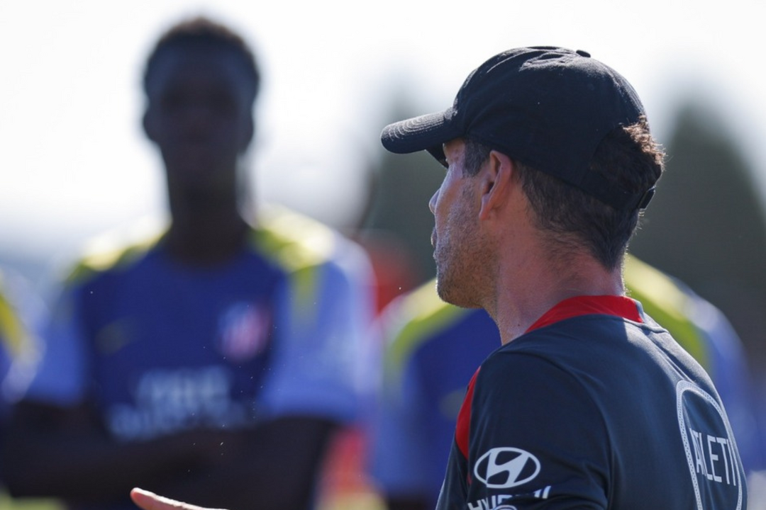 A Simeone tambi&eacute;n le gusta Mosquera | Fuente: @Atleti