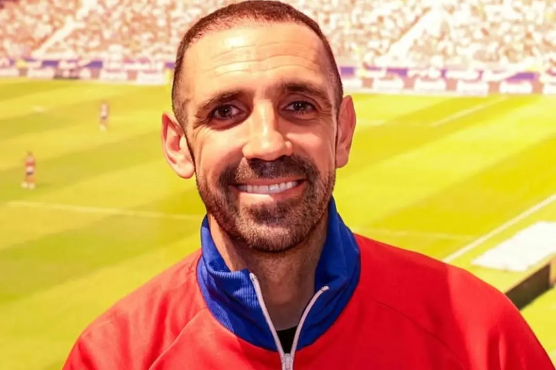 Juanfran, firmando en una tienda del Atl&eacute;tico: Fuente: @Atleti