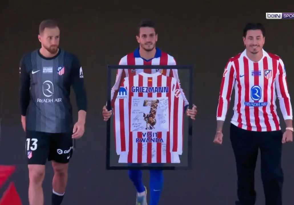 Koke, Oblak y Gim&eacute;nez le entregaron a Griezmann la camiseta de los 500 partidos | Fuente (Bein Sport)