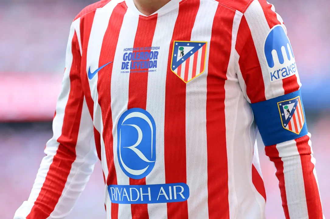 Griezmann con su camiseta conmemorativa | Fuente: Atleti