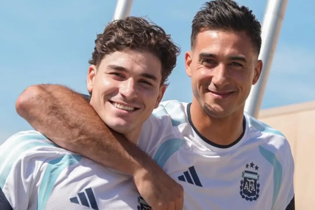 Juan Musso con Juli&aacute;n Alvarez | Fuente (@juanmusso)