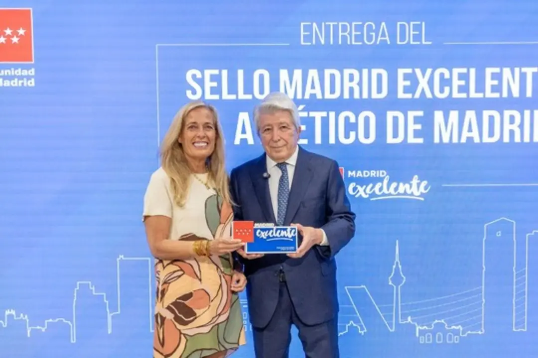 Enrique Cerezo recogi&oacute; el sello de calidad 'Madrid Excelente' | Fuente  (@Atleti)