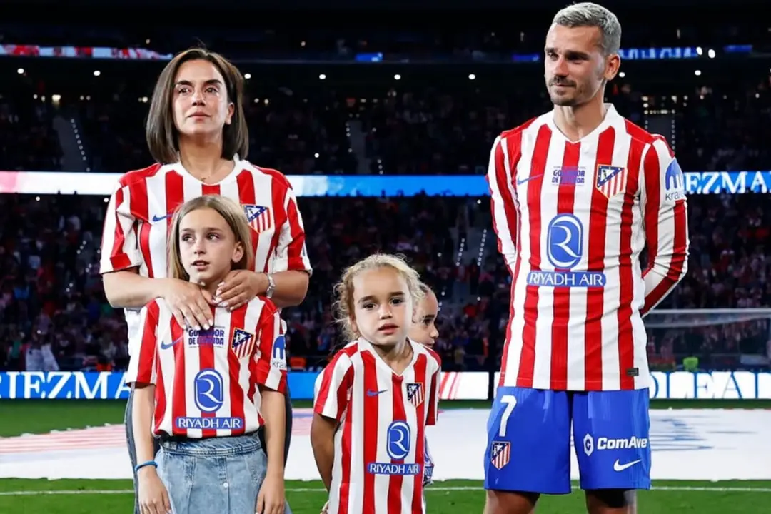 Antoine Griezmann junto a su familia | Fuente  (@Atleti)