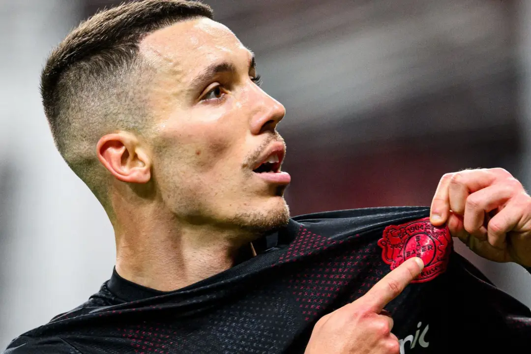 Alejandro Grimaldo llega al Metropolitano | Fuente (@bayer04_es)