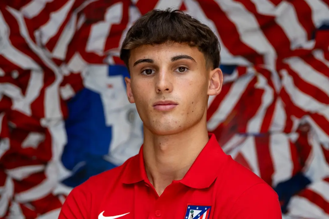 &Aacute;lvaro Vega en sus primeras fotos como rojiblanco Fuente @_alvarovega_7 @AtletiAcademia Canva