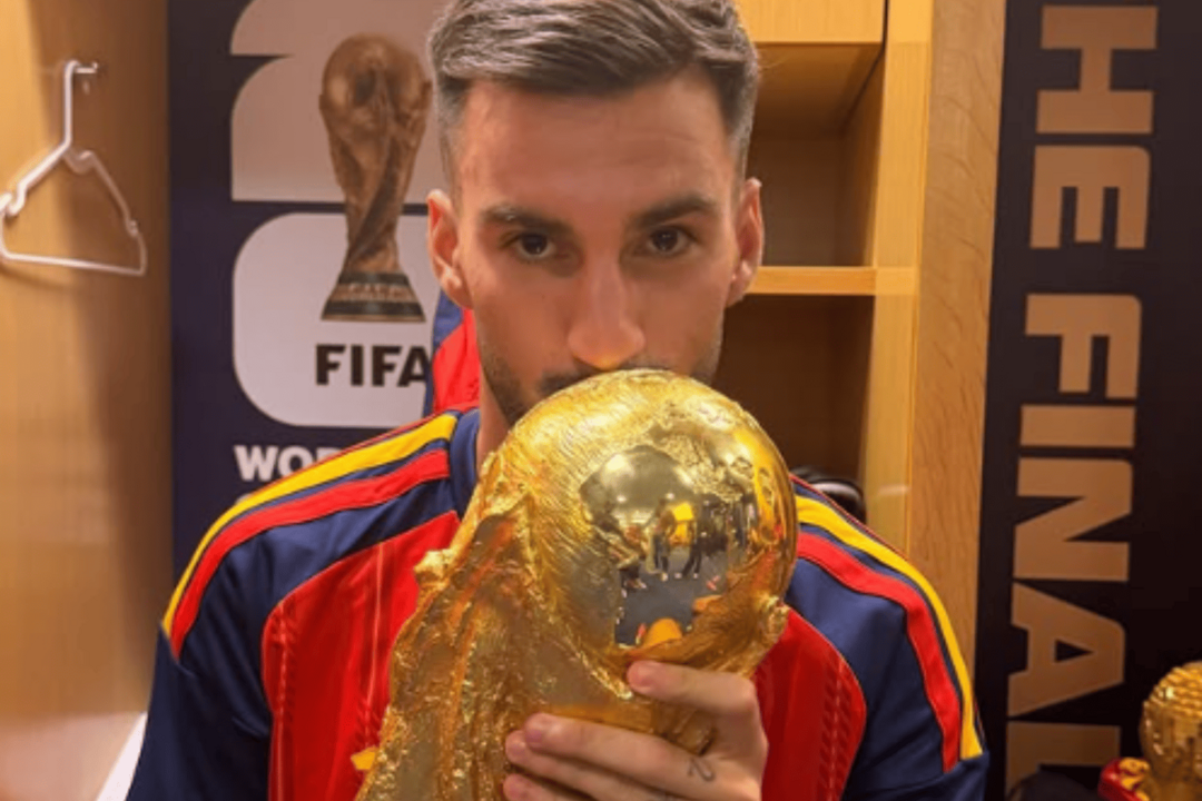 &Aacute;lex Baena con la Copa del Mundo | Fuente (@alexbbaena)