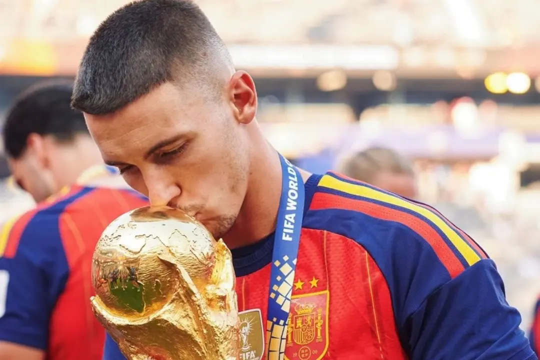 Alejandro Grimaldo con el trofeo del Mundial | Fuente (@Atleti)