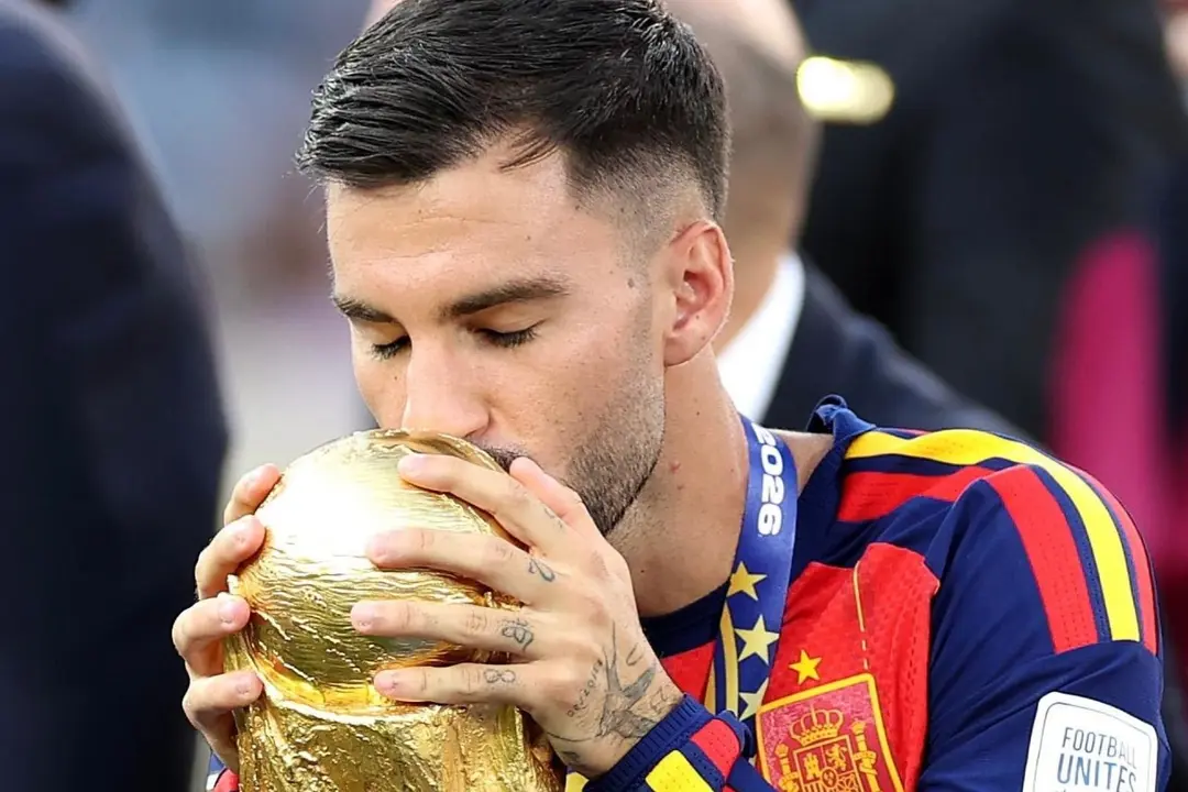 &Aacute;lex Baena con el trofeo del Mundial | Fuente (@Atleti)