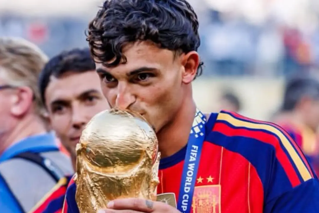 Marc Pubill con el trofeo del Mundial | Fuente (@Atleti)