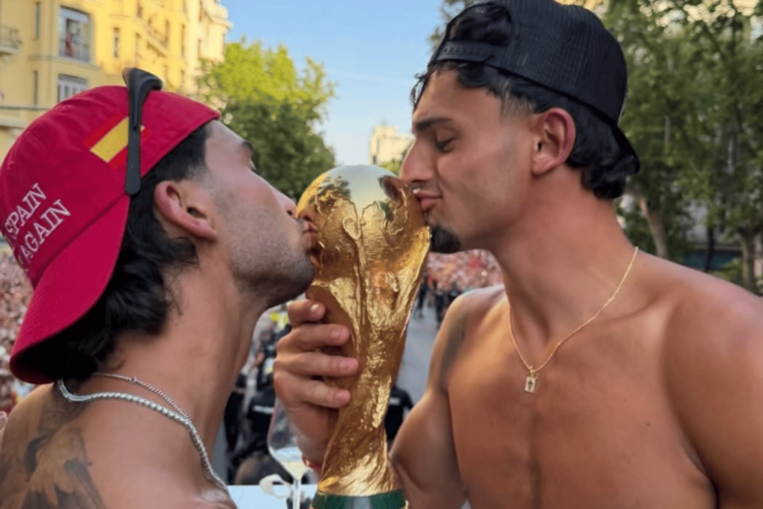 Pubill y Ferr&aacute;n Torres besando la Copa del Mundo | Fuente (@atleticodemadrid)