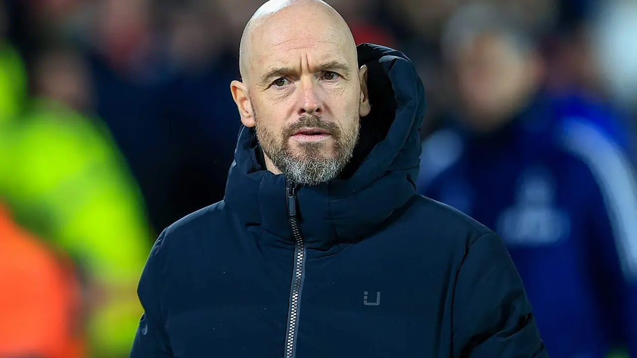 Erik ten Hag dirigiendo un partido