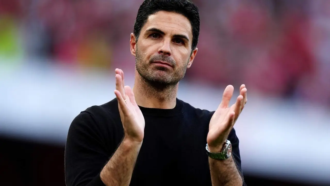 Mikel Arteta dirigiendo a su equipo