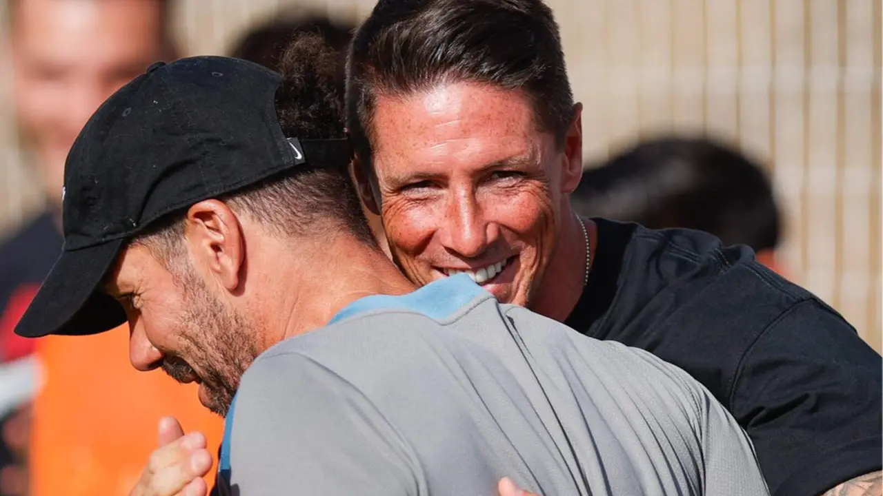 Simeone mira a los jugadores de Fernando Torres | Fuente: (@Atleti)