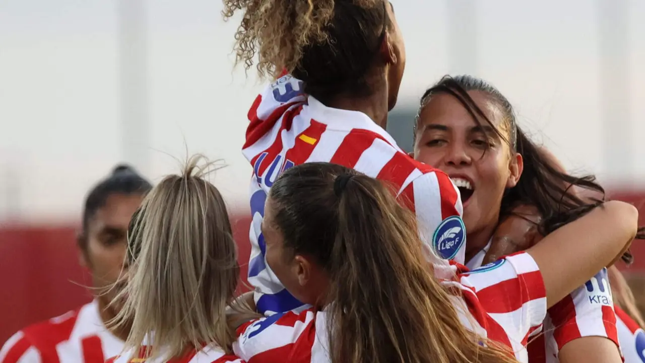 Las rojiblancas celebran el gol de Lauren Leal