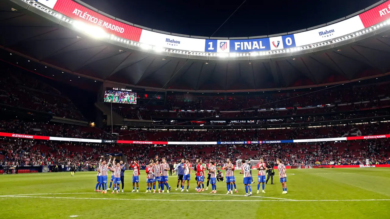 Jugadores del Atl&eacute;tico de Madrid celebran una victoria en el estadio Metropolitano frente a su afici&oacute;n