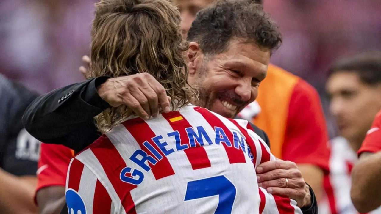 Simeone y Griezmann se abrazan