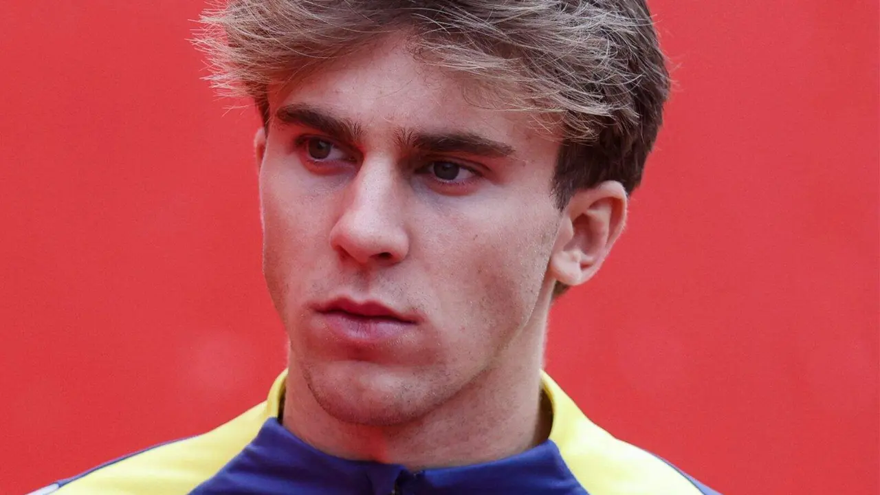 Pablo Barrios recibe un premio por su gran rendimiento