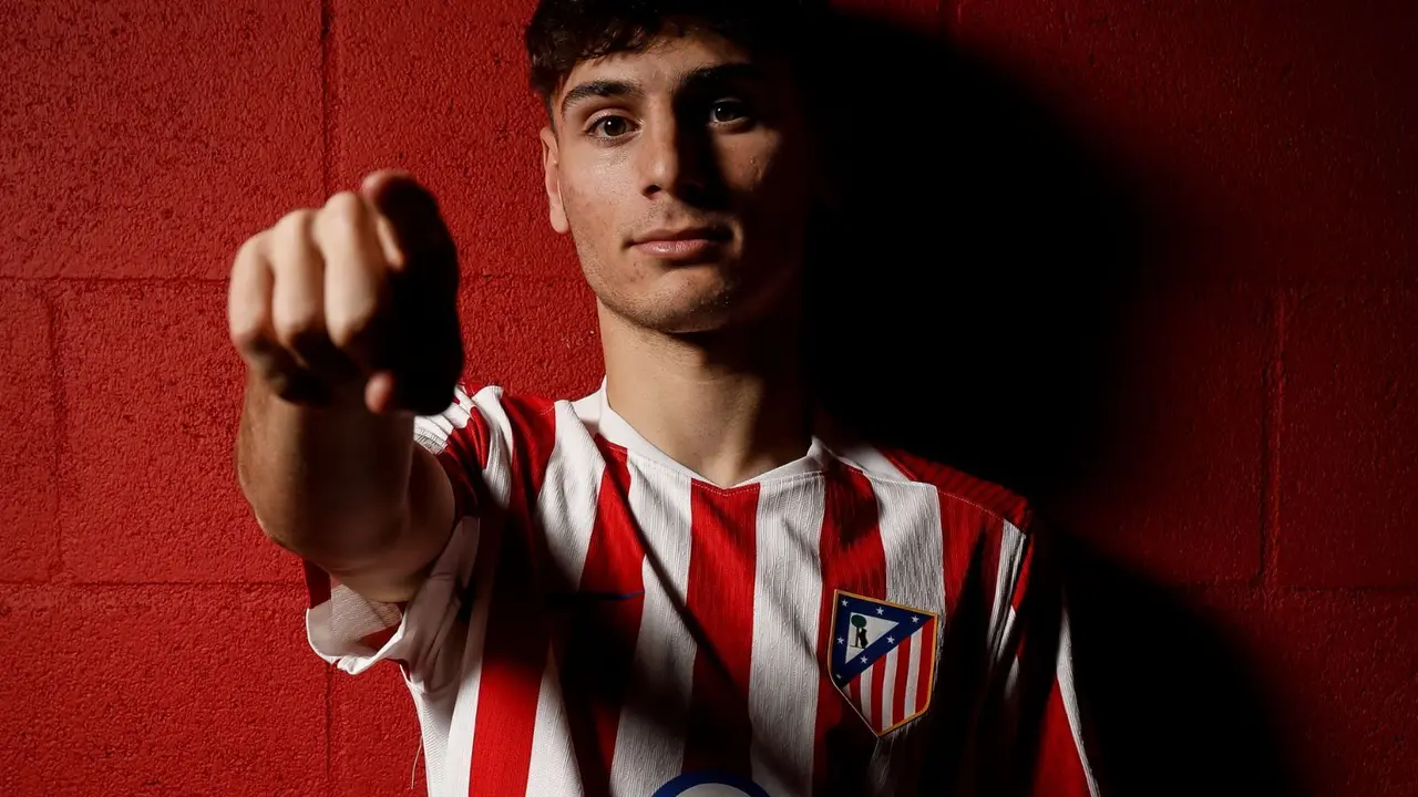 Rodrigo Mendoza en la sesi&oacute;n de fotos con el Atl&eacute;tico (Fuente: @Atleti)