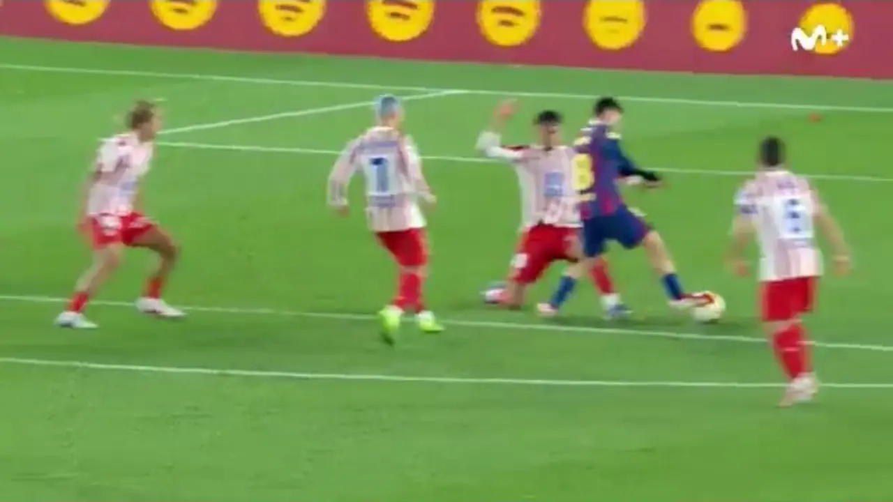 Pol&eacute;mica en el penalti de Marc Pubill a Pedri antes del descanso en el Camp Nou | Fuente: Movistar Plus