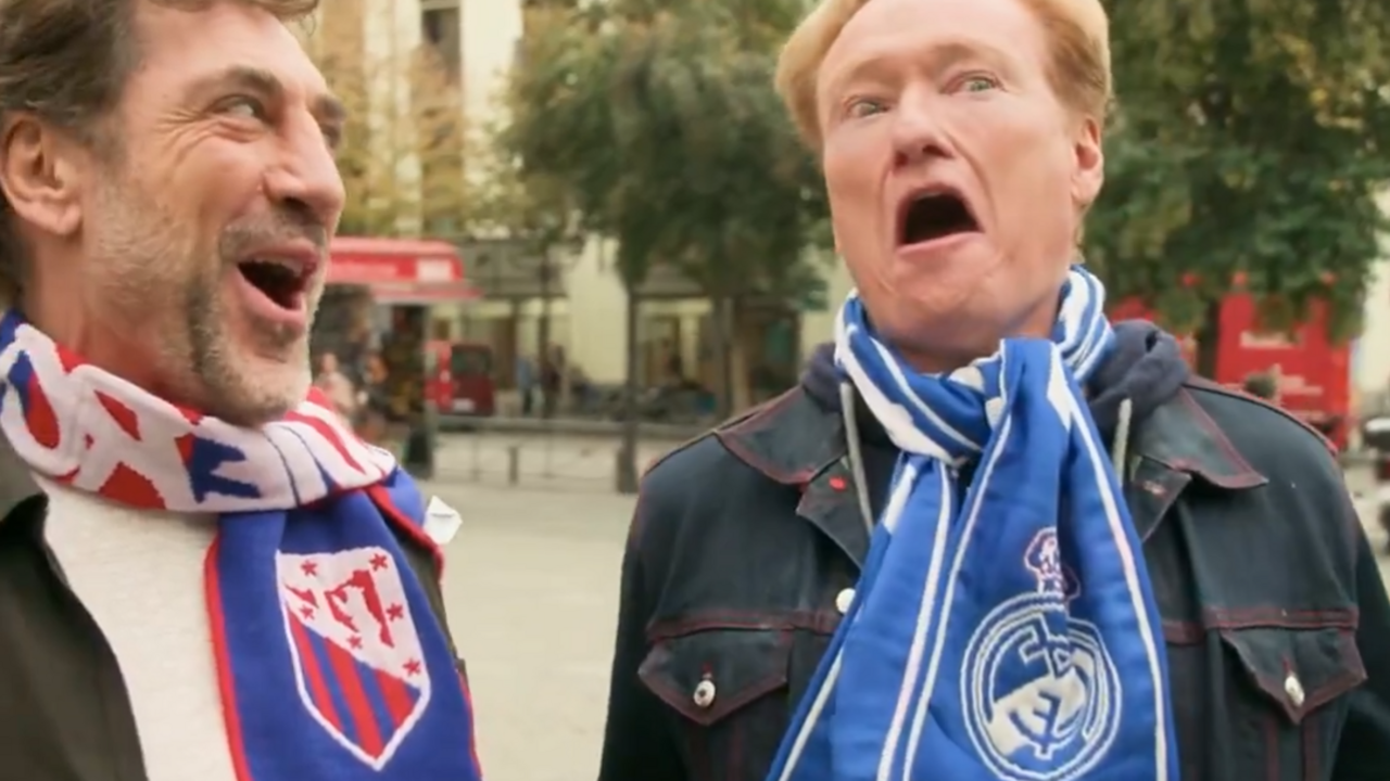 Javier Bardem luciendo la bufanda del Atl&eacute;tico de Madrid en la promoci&oacute;n de la serie de HBO