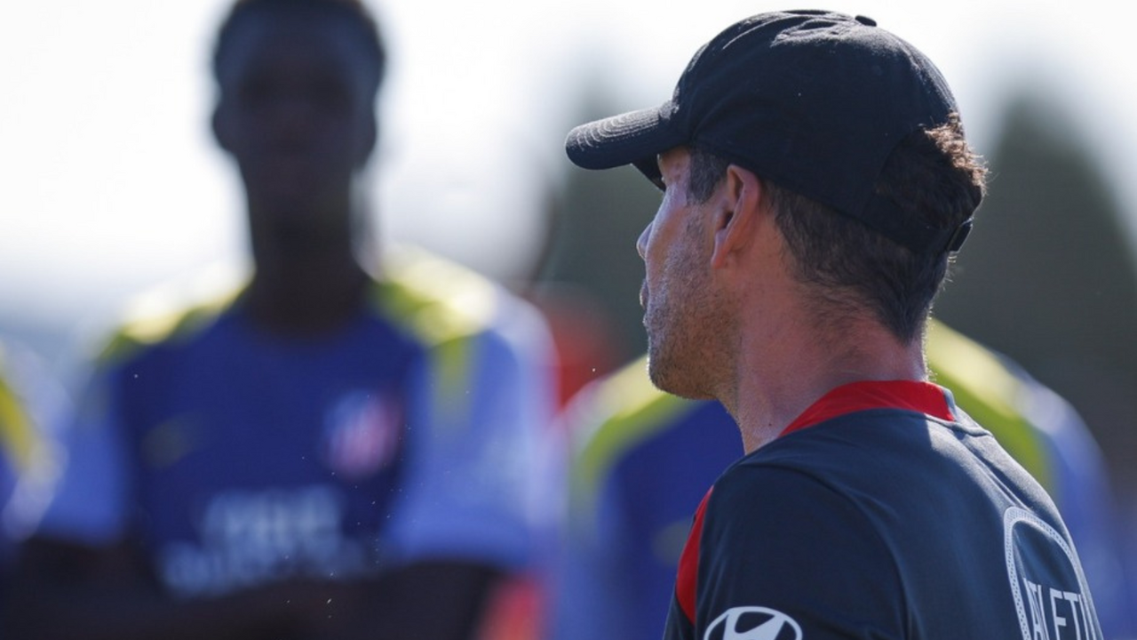 A Simeone tambi&eacute;n le gusta Mosquera | Fuente: @Atleti