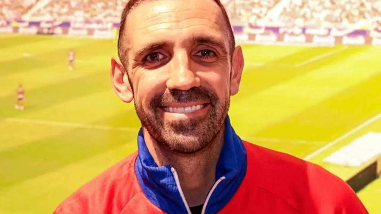 Juanfran, firmando en una tienda del Atl&eacute;tico: Fuente: @Atleti
