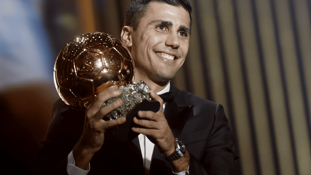 Rodri ganando el Bal&oacute;n de Oro | Fuente (France Football)