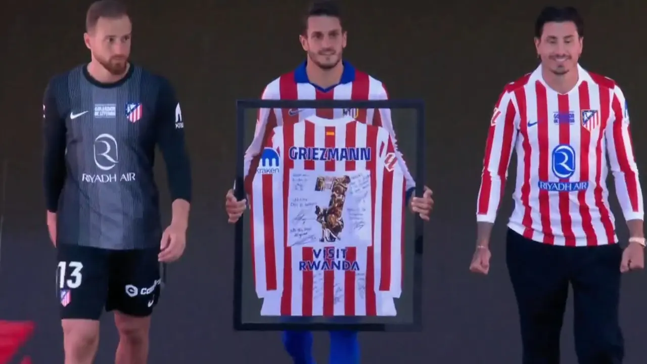 Koke, Oblak y Gim&eacute;nez le entregaron a Griezmann la camiseta de los 500 partidos | Fuente (Bein Sport)